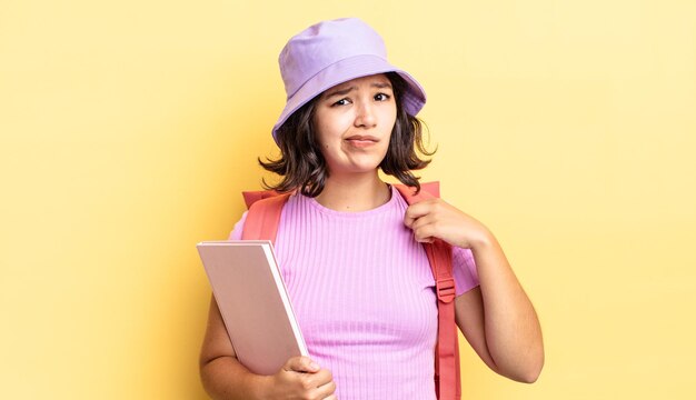 Jeune femme hispanique à l'air arrogante, réussie, positive et fière. concept de retour à l'école