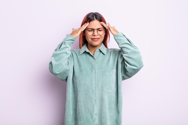 Jeune femme hispanique à l'air stressée et frustrée, travaillant sous pression avec un mal de tête et troublée par des problèmes