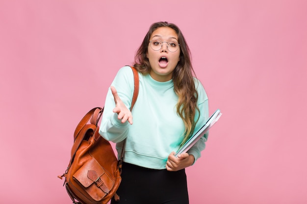 Jeune femme hispanique bouche bée et étonnée