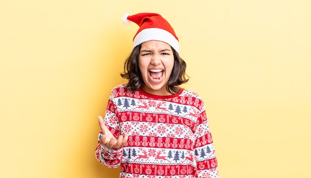 Jeune femme hispanique à la colère, agacée et frustrée. notion de noël