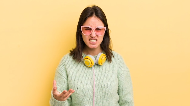 Jeune femme hispanique à la colère ennuyée et frustrée casque et lunettes de soleil concept