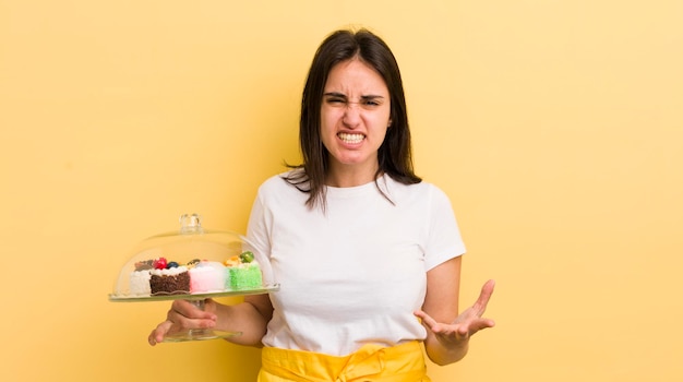 Jeune femme hispanique à la colère ennuyée et frustrée concept de gâteaux faits maison