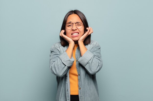 Jeune femme hispanique à la colère, stressée et agacée