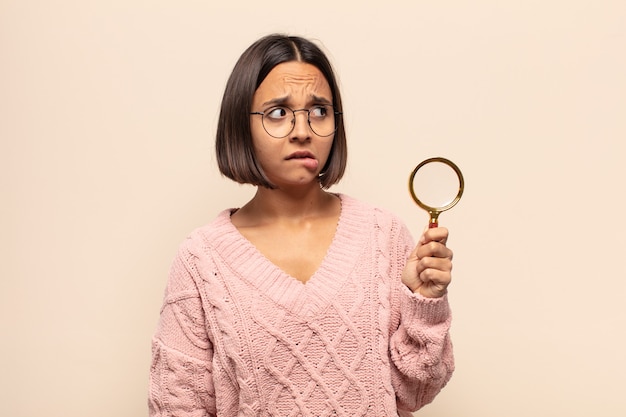 Jeune femme hispanique inquiète, stressée, anxieuse et effrayée, paniquée et serrant les dents