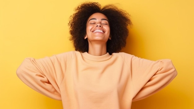 Photo jeune femme hispanique isolée sur fond jaune étirant les bras position détendue