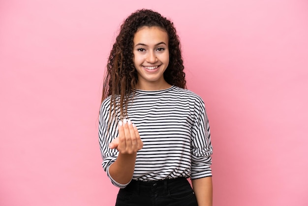 Jeune femme hispanique isolée sur fond rose invitant à venir avec la main Heureux que vous soyez venu