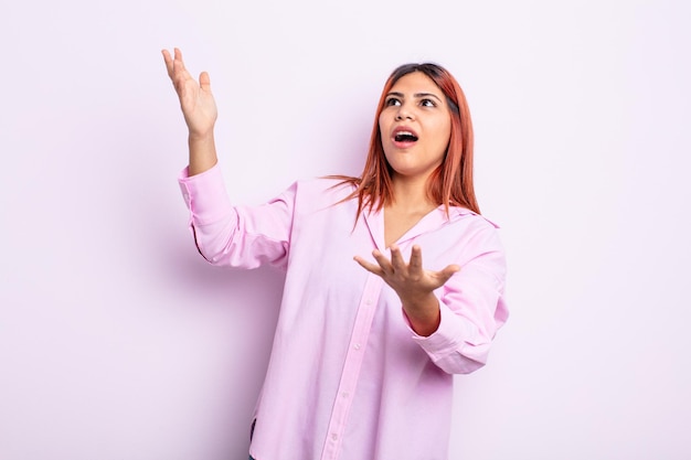 Jeune femme hispanique jouant de l'opéra ou chantant lors d'un concert ou d'un spectacle, se sentant romantique, artistique et passionnée