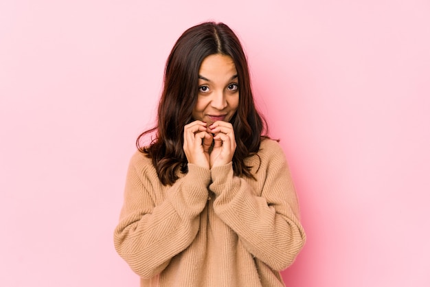 Jeune femme hispanique métisse inventant un plan à l'esprit, mettant en place une idée.