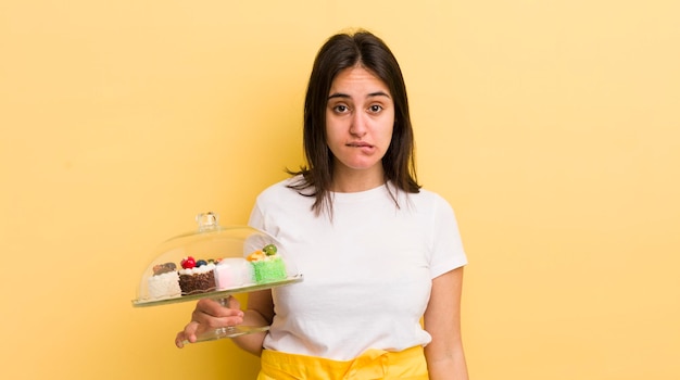 Jeune Femme Hispanique à La Perplexe Et Confus Concept De Gâteaux Faits Maison