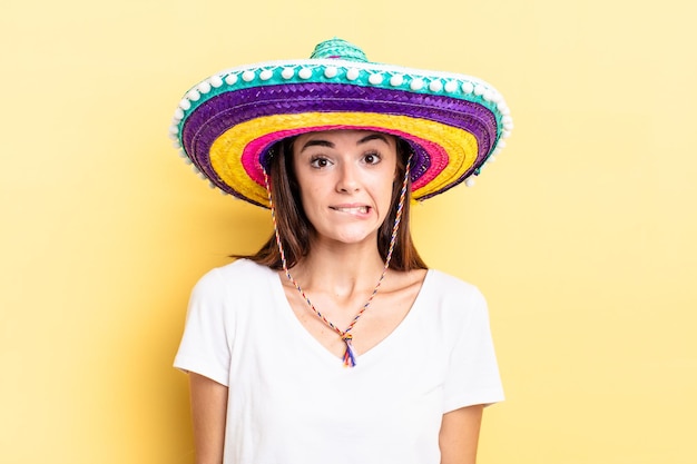 Jeune femme hispanique à la perplexité et confuse. concept de chapeau mexicain