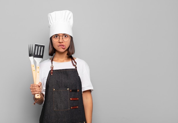 Jeune femme hispanique à la perplexité et confuse