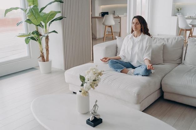 Jeune femme hispanique pratique le yoga le matin à la maison Soins du corps fitness et bien-être