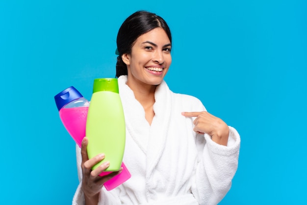 Jeune femme hispanique avec des produits de nettoyage et de soin du visage