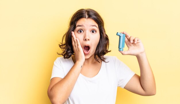 Jeune femme hispanique se sentant choquée et effrayée. concept d'asthme