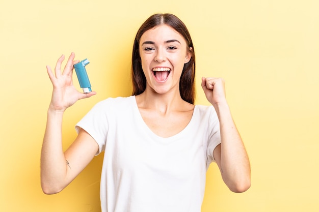 Jeune femme hispanique se sentant choquée, riant et célébrant le succès. concept d'asthme