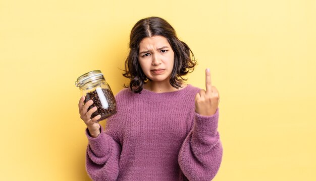 Jeune femme hispanique se sentant en colère, agacée, rebelle et agressive. concept de grains de café