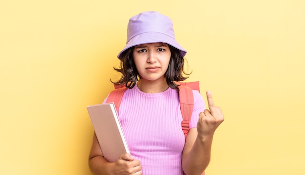 jeune femme hispanique se sentant en colère, agacée, rebelle et agressive. concept de retour à l'école