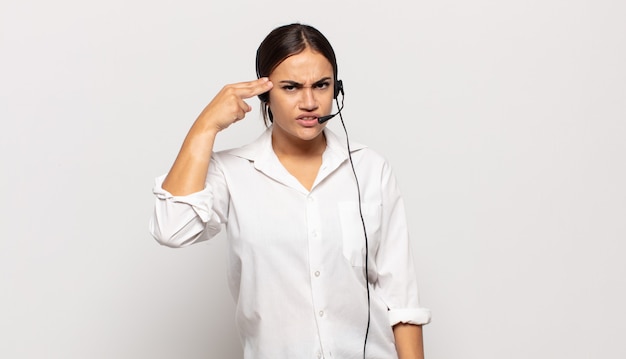 Jeune femme hispanique se sentant confuse et perplexe, montrant que vous êtes folle, folle ou folle