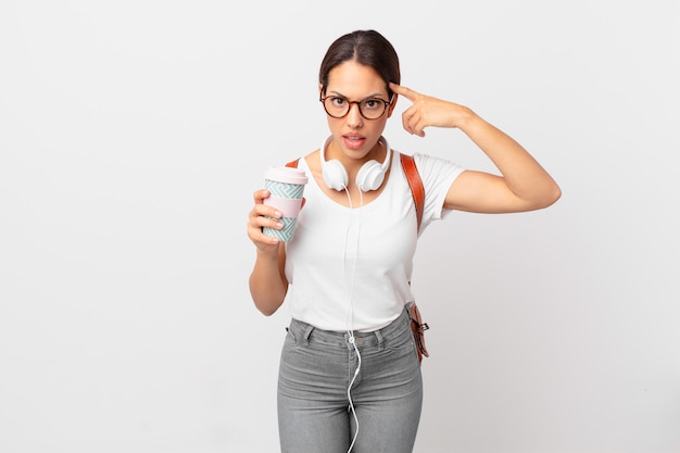 Jeune femme hispanique se sentant confuse et perplexe, montrant que vous êtes fou. concept d'étudiant