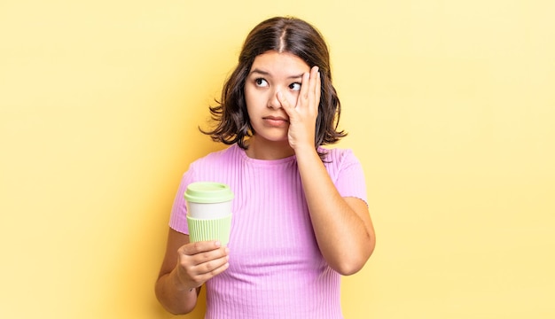 Jeune femme hispanique se sentant ennuyée, frustrée et endormie après une période fastidieuse. concept de café à emporter