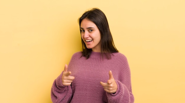 Jeune femme hispanique se sentant heureuse, cool, satisfaite, détendue et réussie, pointant vers la caméra en vous choisissant