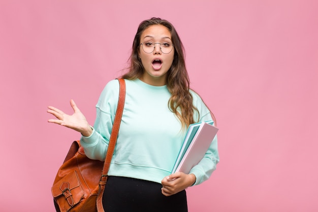 Jeune femme hispanique se sentant heureuse, excitée, surprise ou choquée, souriante et étonnée de quelque chose d'incroyable