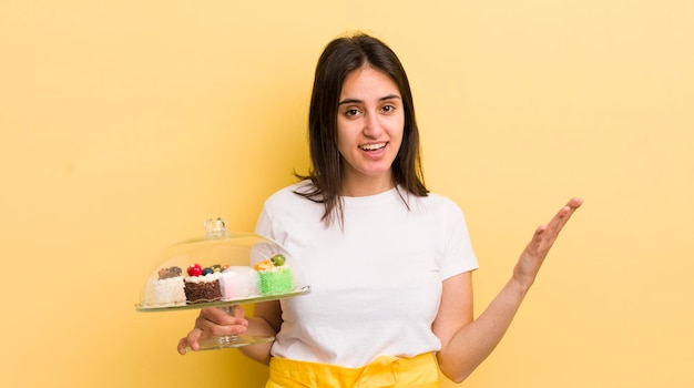 Jeune femme hispanique se sentant heureuse surprise de réaliser une solution ou une idée concept de gâteaux faits maison