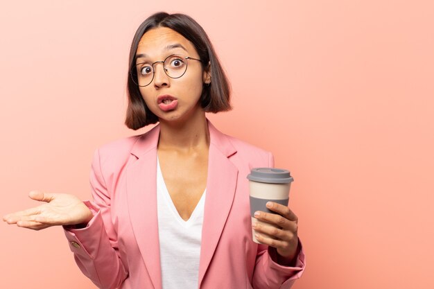 Jeune femme hispanique se sentant perplexe et confuse, incertaine de la bonne réponse ou décision, essayant de faire un choix