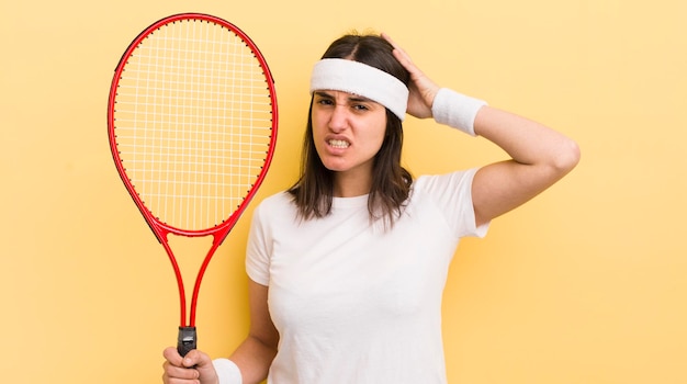 Jeune femme hispanique se sentant stressée anxieuse ou effrayée avec les mains sur le concept de tennis de tête