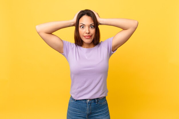 Jeune femme hispanique se sentant stressée, anxieuse ou effrayée, les mains sur la tête