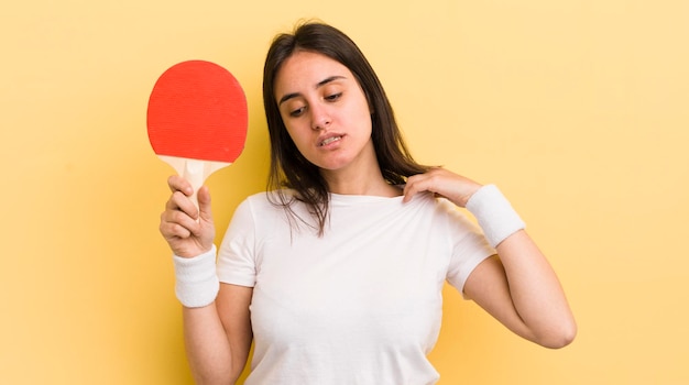 Jeune femme hispanique se sentant stressée, anxieuse, fatiguée et frustrée, concept de ping-pong