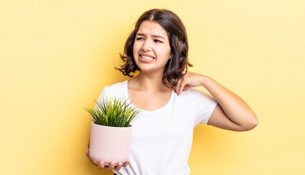 Jeune femme hispanique se sentant stressée, anxieuse, fatiguée et frustrée. notion de croissance