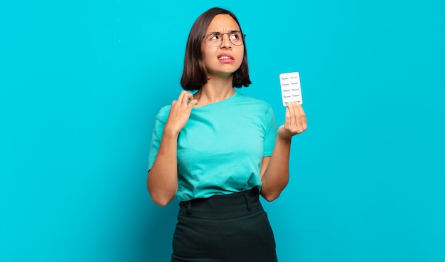 Jeune femme hispanique se sentant stressée, anxieuse, fatiguée et frustrée, tirant le col de la chemise, à la frustration de problème