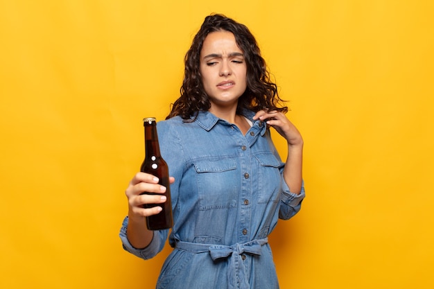 Jeune femme hispanique se sentant stressée, anxieuse, fatiguée et frustrée, tirant le cou de chemise, à la frustration de problème