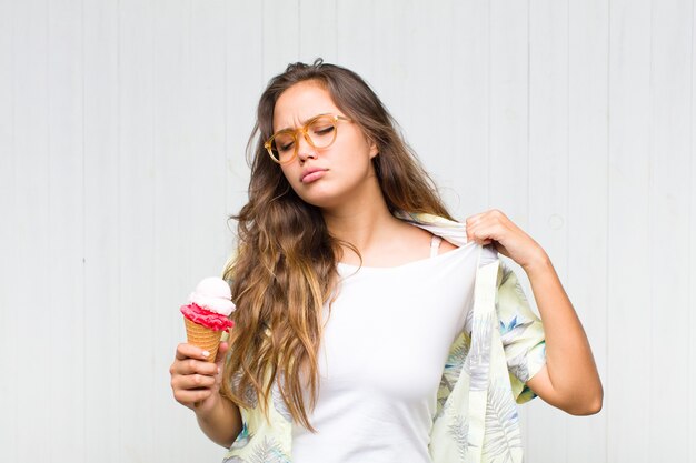 Jeune femme hispanique se sentant stressée, anxieuse, fatiguée et frustrée, tirant le cou de chemise, à la frustration de problème