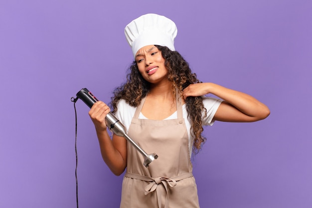 Jeune femme hispanique se sentant stressée, anxieuse, fatiguée et frustrée, tirant le cou de la chemise, semblant frustrée par le problème