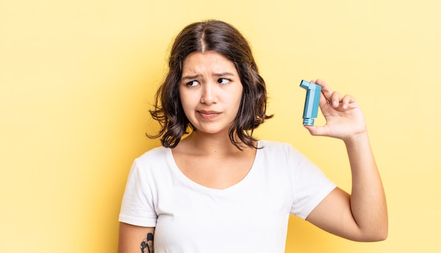 Jeune femme hispanique se sentant triste, contrariée ou en colère et regardant sur le côté. notion d'asthme