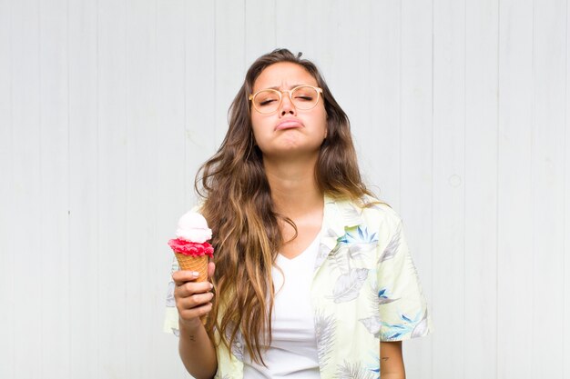 Jeune femme hispanique se sentant triste et pleurnichard avec un regard malheureux, pleurant avec une attitude négative et frustrée