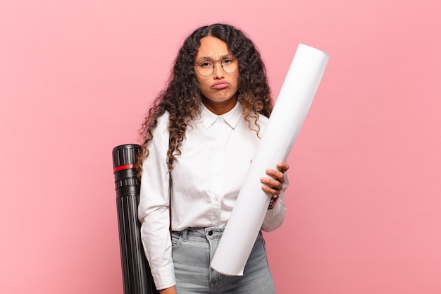 Jeune femme hispanique se sentant triste et pleurnicharde avec un regard malheureux, pleurant avec une attitude négative et frustrée.