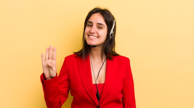 Jeune femme hispanique souriante et amicale montrant le concept de télévendeur numéro quatre