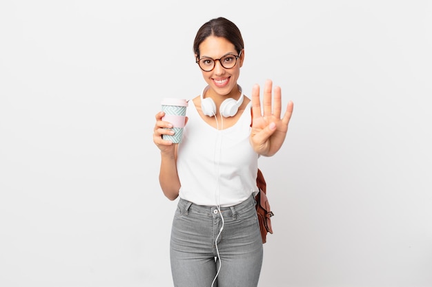 Jeune femme hispanique souriante et amicale, montrant le numéro quatre. notion d'étudiant