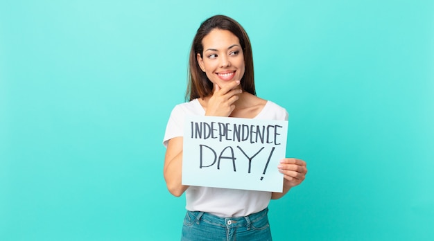 Jeune femme hispanique souriante avec une expression heureuse et confiante avec la main sur le menton. concept de la fête de l'indépendance