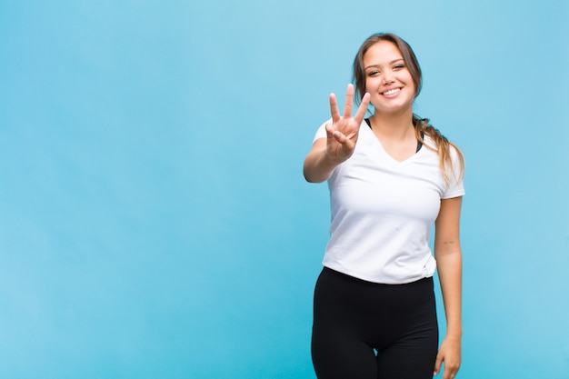 Jeune femme hispanique souriante et à la sympathique