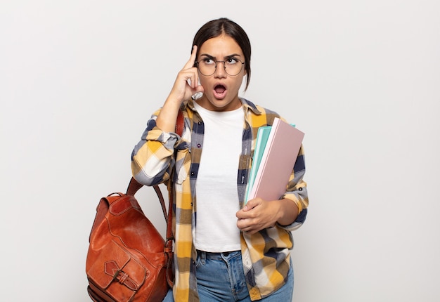 Jeune femme hispanique à la surprise, la bouche ouverte, choquée, réalisant une nouvelle pensée, idée ou concept