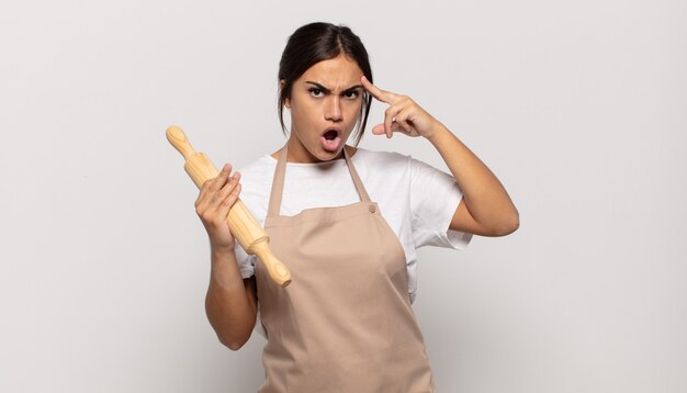 Jeune femme hispanique à la surprise, la bouche ouverte, choquée, réalisant une nouvelle pensée, idée ou concept