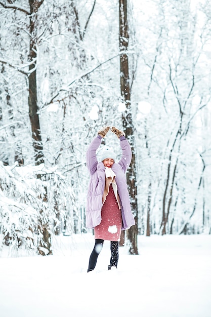 Jeune femme en hiver avec bonnet et écharpe tricotés