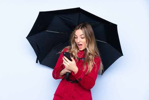 Jeune, femme, hiver, manteau, tenue, parapluie, mobile