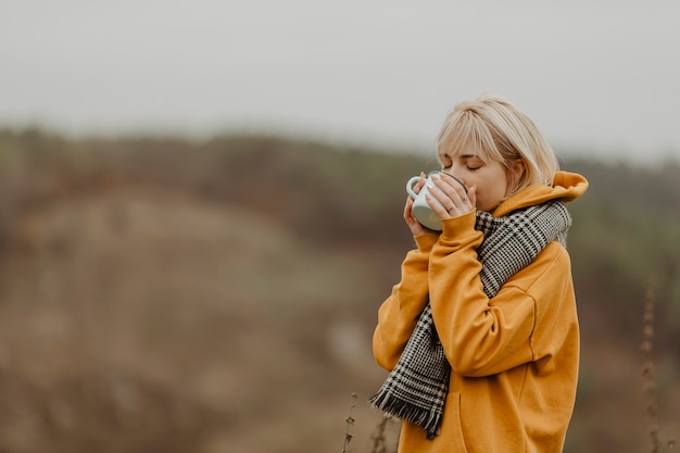 Jeune, femme, hiver, voyage, boire, thé