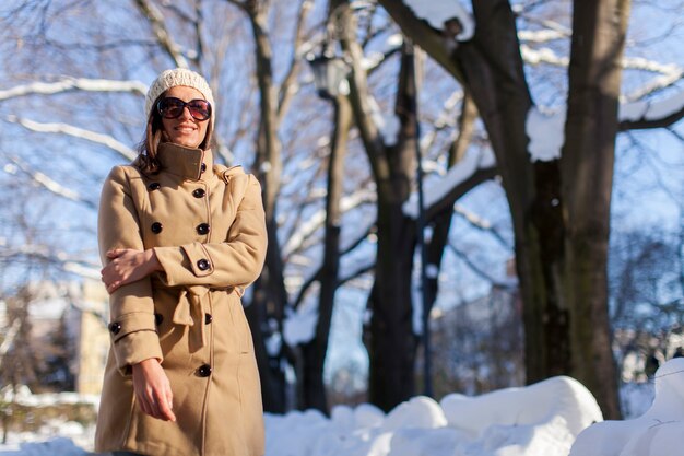 Jeune femme en hiver