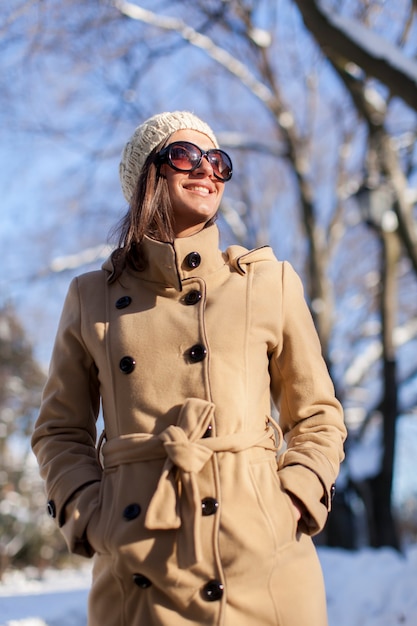 Jeune femme en hiver